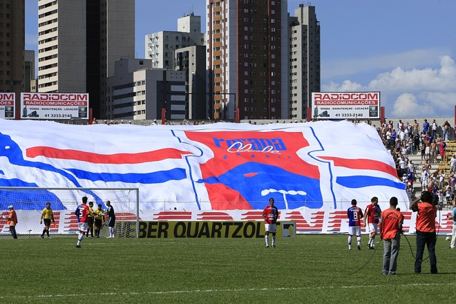 Até bandeira gigante teve na Vila Capanema para dar uma força ao time, que não respondeu à altura |
