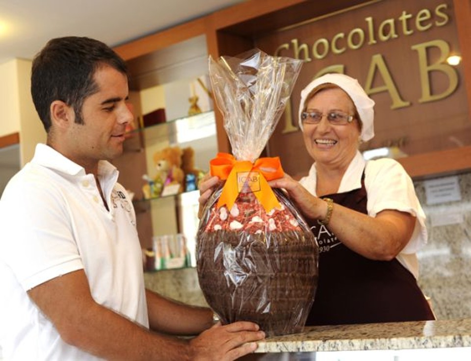 Há apenas 32 anos, Denise Golinske decora os ovos de páscoa da Icab Chocolates. Este ano, em especial, ela e toda a equipe têm um motivo a mais para caprichar nos detalhes: a tradicional chocolateria completa 80 anos. Em registro exclusivo para esta coluna, Denise mostra seu trabalho para Luigi Muffone, primogênito da família que adquiriu, em 1947, a indústria do italiano Bartolomeu Vergagno e mantém intactas receitas e segredinhos das delícias | Humberto Michaltchuk / Prata Gelatina