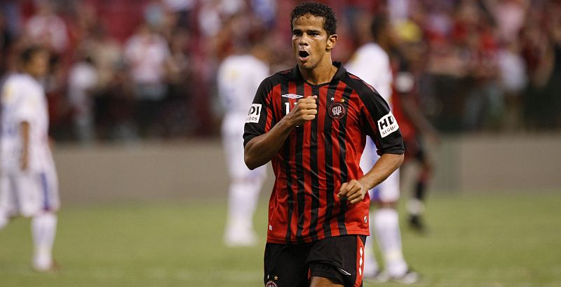 Bruno Mineiro comemora o terceiro gol do Atlético frente ao Cianorte: atacante voltou a marcar depois de dois jogos de jejum | Antonio Costa/Gazeta do Povo