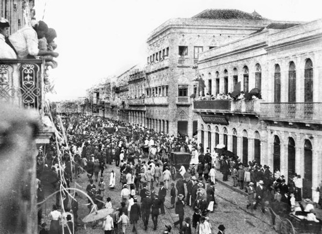 Povo no carnaval em fevereiro de 1911, na Rua XV |