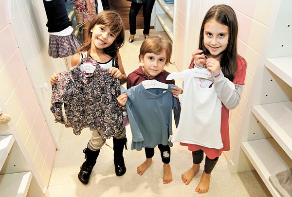 As amigas Lívia Soares Camargo, Maria Augusta Grocoske e Giovana Dizaró mostram que já têm o pezinho no mundo fashion. Acompanhadas das mães, as três bonequinhas estavam no coquetel de lançamento da nova coleção Le Lis Blanc no ParkShopping Barigui, sexta-feira, quando foi apresentada a linha Le Lis Petit, para garotas de até 10 anos | Naideron Jr.