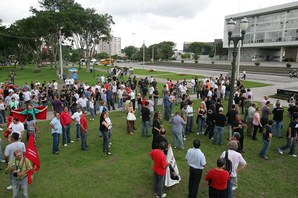Servidores estaduais protestam em frente ao Palácio Iguaçu, em novembro do ano passado, pedindo melhorias salariais: proposta de Roberto Requião de dar isonomia ao funcionalismo deve agradar a categoria em ano eleitoral | Ivonaldo Alexandre/Gazeta do Povo
