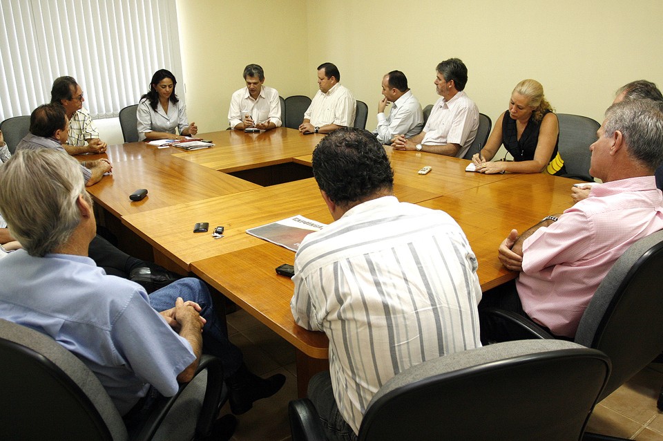 Decisão de formar uma comissão foi tomada durante reunião para organizar a Expoingá 2010 | André Renato/PMM