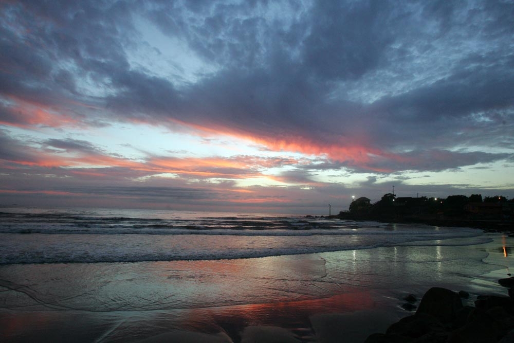 Já cedo, o sol dava indícios de que o dia seria bom. A previsão é de temperaturas altas e chuvas no fim da tarde | Daniel Castellano/Gazeta do Povo