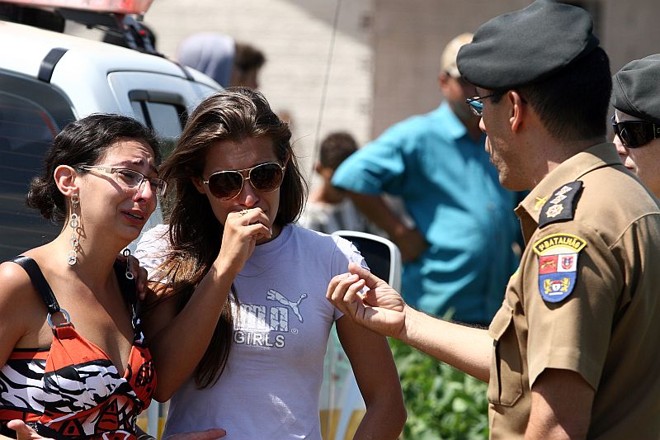 Filhas do coronel Copetti Neves choram ao conversar com policial em fazenda ocupada pelo MST |
