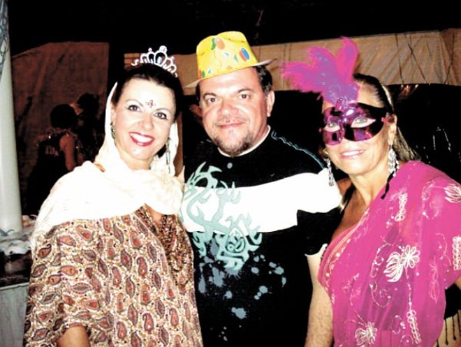 O Carnaval do artista plástico Celso Coppio está sendo em plena estrada, a bordo de seu elegante motorhome Turandot no litoral catarinense, entre Garopaba, Praia da Ferrugem e a Guarda do Embaú. No sábado ele e um grupo de amigos, entre os quais as gaúchas Lídia Estrela (à esq.) e Clarice Maier de Rosa, curtiram um baile carnavalesco, que se estendeu até a madrugada |