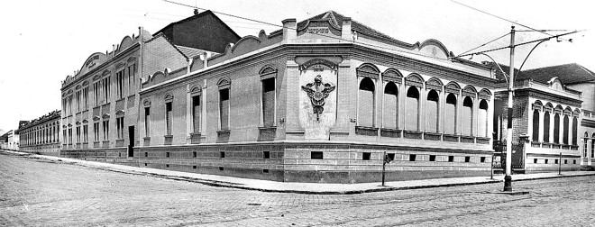 Ervateira Americana, popularmente conhecida como engenho do David Carneiro, na esquina da Rua Comendador Araújo com Rua Brigadeiro Franco. Foto de 1916 | 