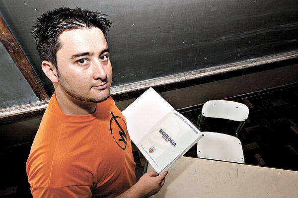 A oportunidade de estudar mudou a vida de Nelson Fonseca, que hoje dá aulas para alunos carentes | Giuliano Gomes/ Gazeta do Povo