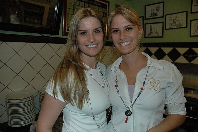 As gêmeas Mariana e Juliana Guimarães demonstram bom gosto em dose dupla, prestigiando o tradicional Carneiro Desossado, que rola toda primeira segunda-feira de cada mês no Botequim |