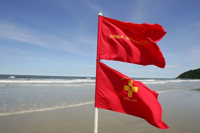 Praia interditada - É usada somente em ocasiões como ressacas, tempestades com raios e chuvas torrenciais |