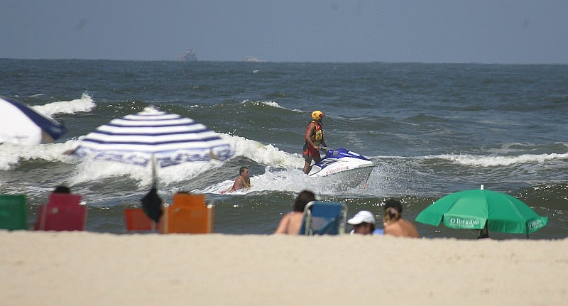 Guarda-vidas realizam buscas no local onde desapareceu o rapaz, em Caiobá | Daniel Castellano/Gazeta do Povo