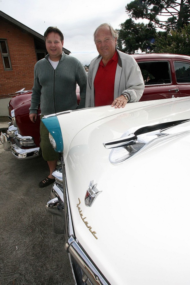 Carlos Coraiola (à direita) com o filho, César: paixão por carros é herança |