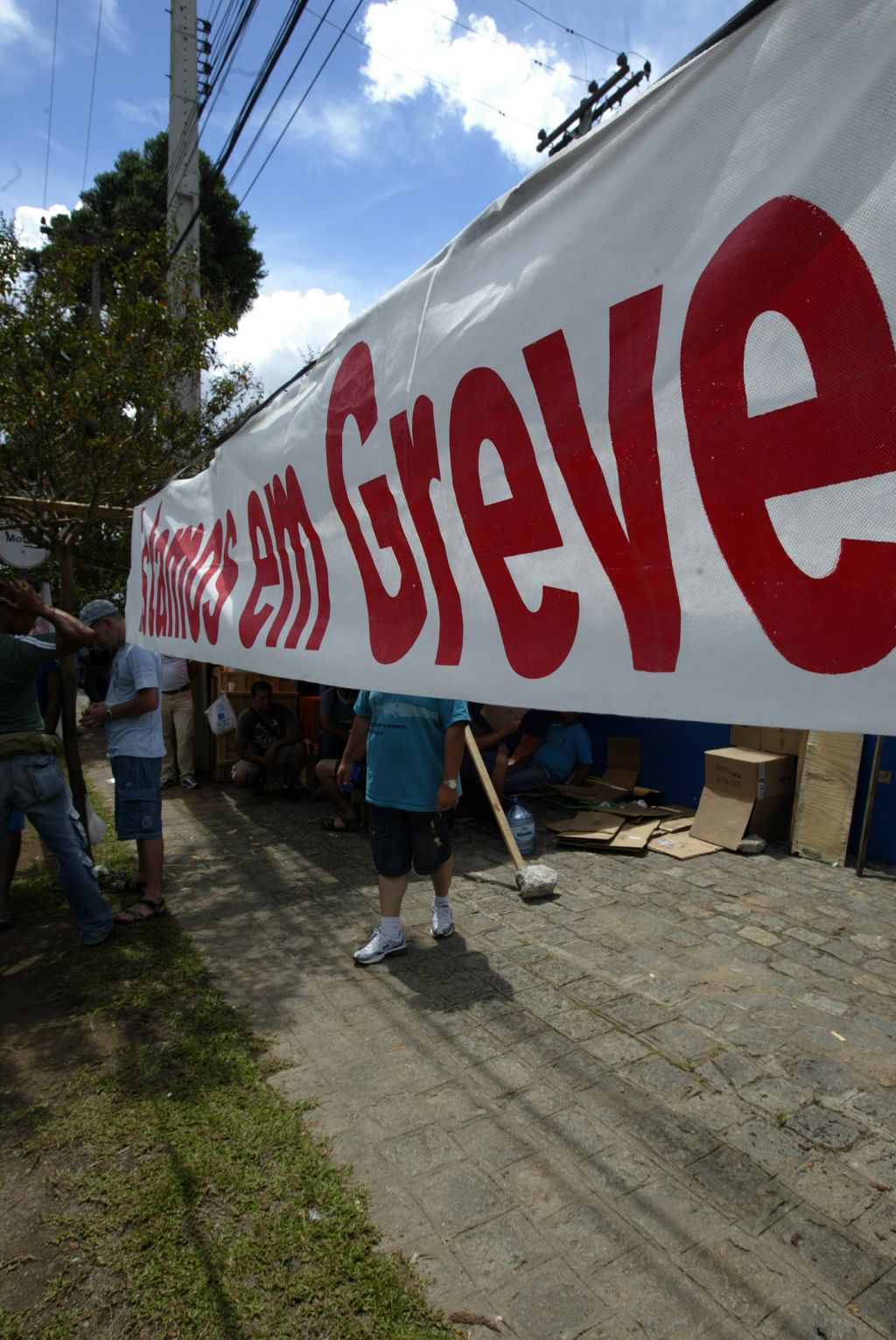 Protesto em frente à empresa de vigilância: patrões oferecem 4,59% de aumento | Daniel Dereveck/ Gazeta do Povo