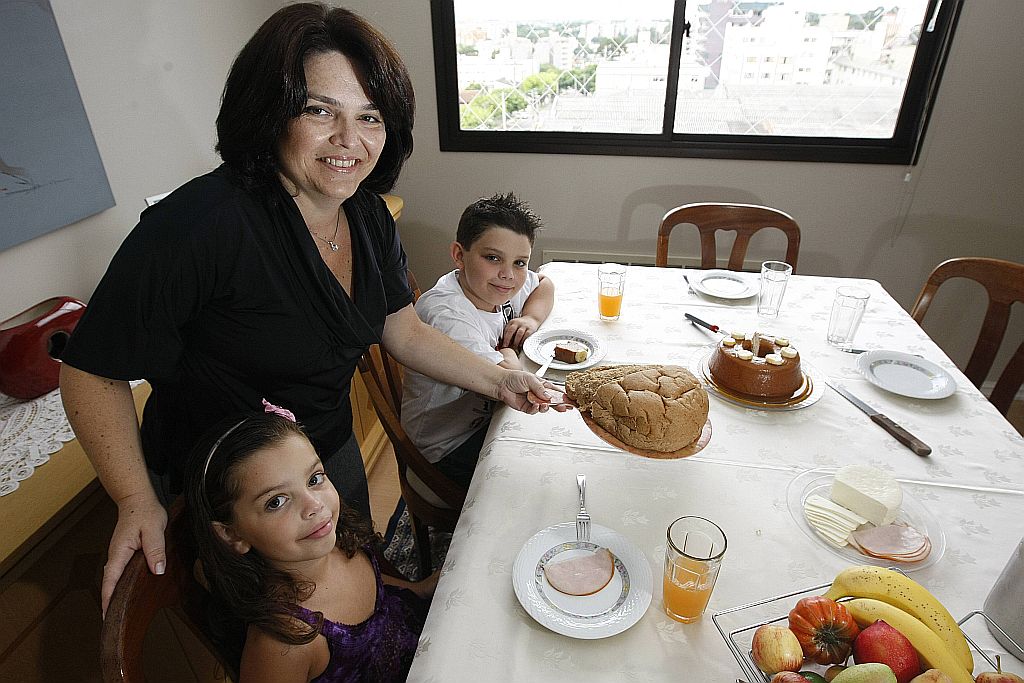 A nutricionista Luciane com os filhos, que serviram de cobaia para as receitas da mãe | Rodolfo Bührer/Gazeta do Povo