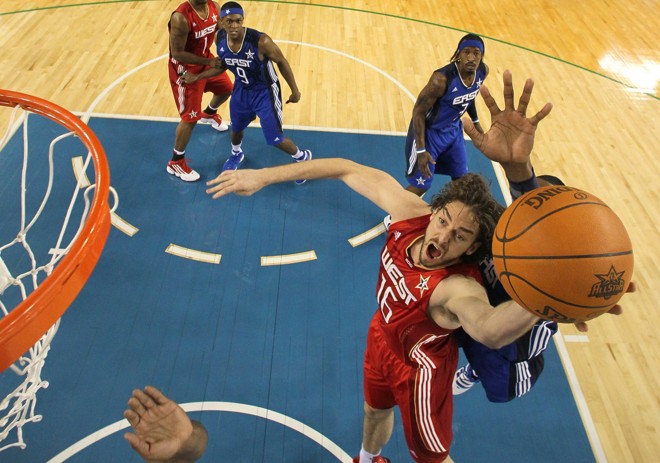 Pau Gasol salta para enterrada fantástica. Jogo terminou com vitória dos representantes do Leste por 141 a 139 contra o Oeste |