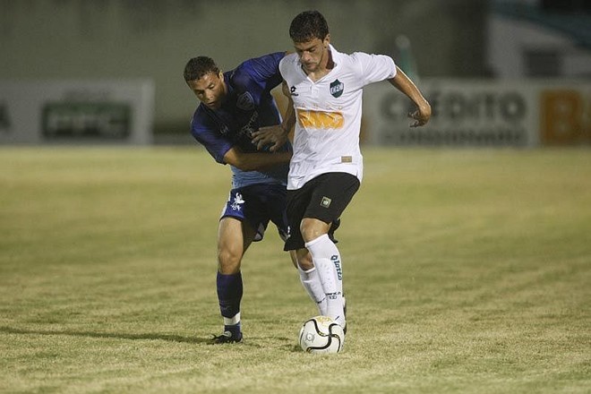 Bem postado, o Coritiba fez por merecer a sua sétima vitória em sete jogos no Estadual 2010 | Valterci Santos / Agência Gazeta do Povo