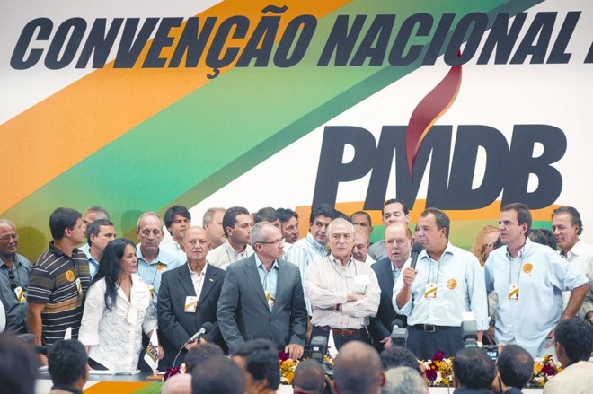 Michel Temer (de braços cruzados) durante a convenção de sábado: Requião não foi à reunião, mas mandou representantes. | Antônio Cruz/ ABr