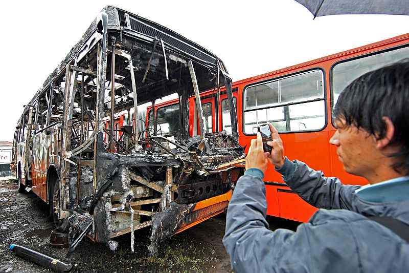 O ônibus incendiado era novo e ficou totalmente destruído pela ação dos manifestantes em Piraquara | Albari Rosa / Agência de Notícias Gazeta do Povo