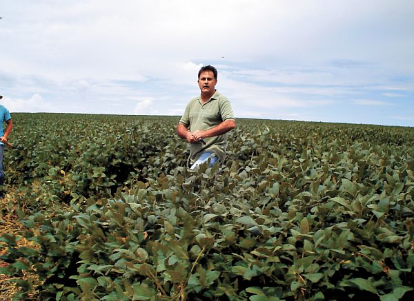Em foto feita pelo MST, suposto capanga de Copetti anda armado pela fazenda | Divulgação/MST