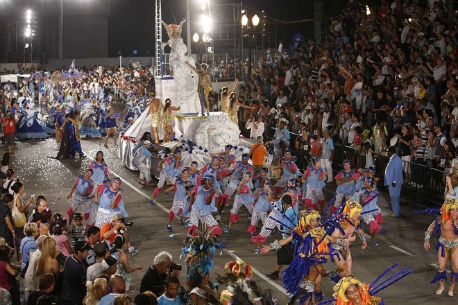 Integrantes da Mocidade Azul levavam a esperança de poder desfilar no grupo especial em 2011 | 