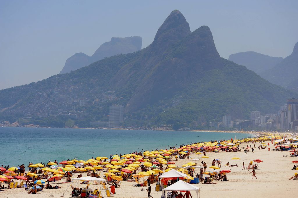 Cariocas enfrentaram calor superior aos 40ºC na Praia de Ipanema | Vanderlei Almeida / AFP Photo