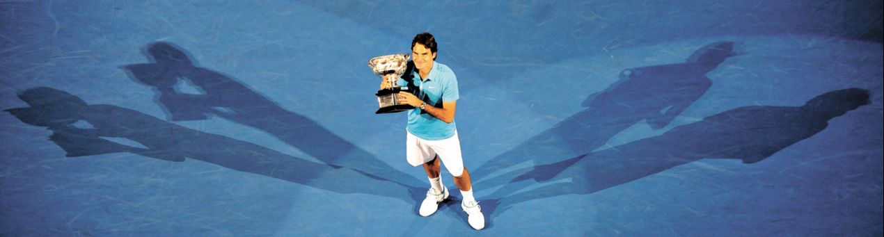 Roger Federer segura seu quarto troféu de Aberto da Austrália, 16º em Grand Slam: suíço comemorou o fato de vencer seu primeiro grande título desde o nascimento de seus filhos, ano passado | Torsten Blackwood/AFP