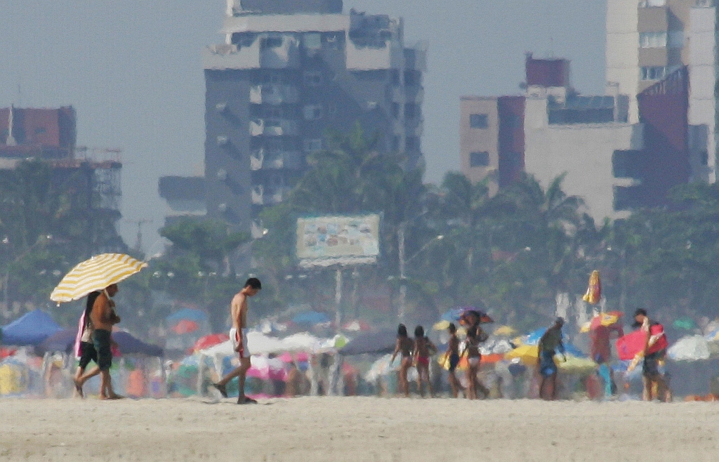 Previsão do Instituto Tecnológico Simepar é de que o calor dos últimos dias nas praias do Paraná alivie a partir de hoje com pancadas de chuva no final da tarde | Daniel Castellano/Gazeta do Povo