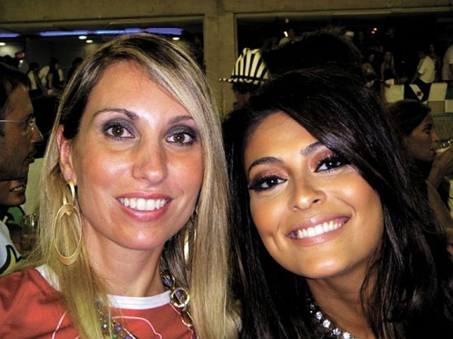 A designer de interiores Maria Cláudia Stephanes tietou a atriz Juliana Paes no carnaval carioca |