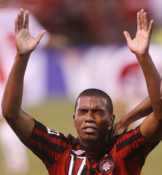 Patrick desencantou ao marcar o quarto gol atleticano em um belo chute cruzado | 