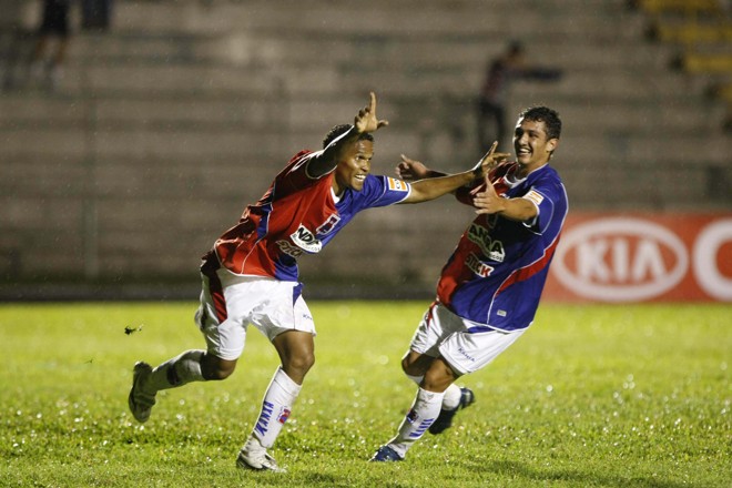 Márcio Diogo e Edimar comemoram gol do Tricolor |