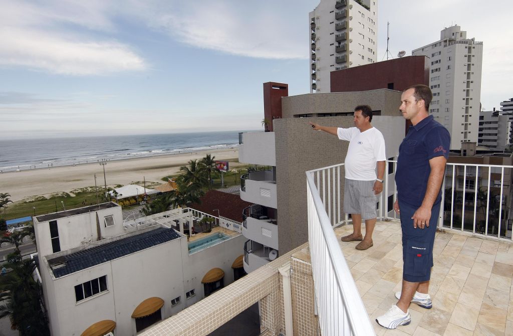 André Luiz Bess (camiseta azul) com o corretor Luiz Vivi: cobertura em Caiobá foi alugada em janeiro para não correr risco | Valterci Santos / Gazeta do Povo