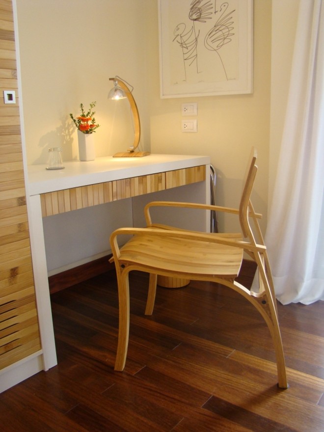 Um dos quartos do Lapinha SPA, recém-reformado pela arquiteta Maylin Ling. Revestimento da Oré Brasil está à venda na Natur Pisos por R$ 260 o m² |