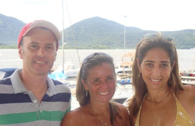 O comodoro da Marina do Sol, em Guaratuba, Luiz Marcelo Giovannetti, com a esposa Débora Giovannetti e Juliana Vosnika (à direita), curtem o fim de tarde no local. Sob o comando de Giovanetti, a marina vem recebendo melhorias e acaba de ganhar espaço para eventos e piscina, com vista para a belíssima Baía de Guaratuba | 