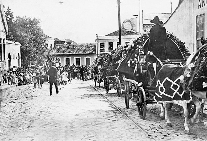 Vários coches fúnebres estacionados na Rua Alegre, atual Cândido de Leão, portando coroas de flores e esperando para acompanhar o enterro do corpo de João Gualberto, que estava sendo velado no Quartel do Tiro Rio Branco, fundado pelo infausto militar. Foto do dia 7 de novembro de 1912 |