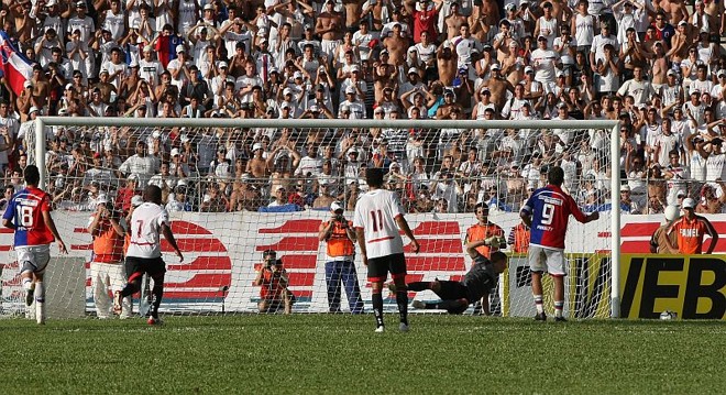 Na cobrança, ele acerta a trave e desperdiça a chance do empate | 