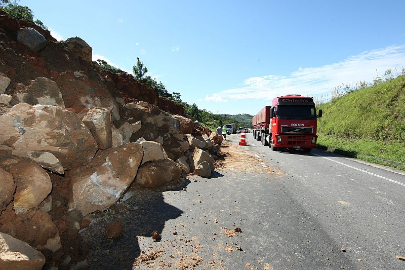 Muitas pedras e terra continuam sobre a pista da BR-116, no km 29 | Jonathan Campos/Agência de Notícias Gazeta do Povo - Arquivo