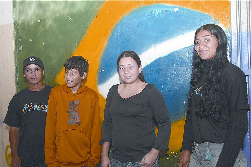Samuel, Felipe, Alline e Vanessa, do projeto Atitude, no Guarituba, em Piraquara: jovens buscam qualificação para a ação social | Hedeson Alves/Gazeta do Povo