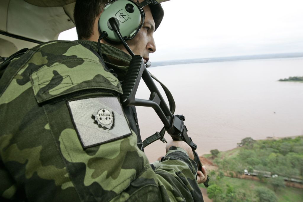 Fiscalização: a presença dos soldados da Força Alfa ajudou a afastar os piratas da fronteira brasileira | Christian Rizzi/Gazeta do Povo