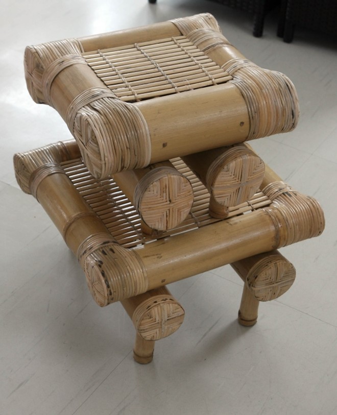 Banquetas Bali empilháveis. À venda na Artesanal: R$ 380 (a de cima) e R$ 472 (a de baixo, maior) |