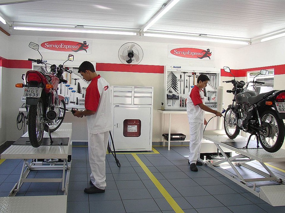 Os concessionários recomendam a troca a cada 1.000 km | Fotos: Divulgação/Infomoto