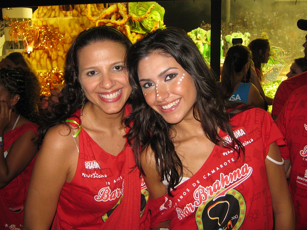 A publicitária curitibana Tessália Serighelli (à dir.) surfa na fama após sua rápida passagem pelo BBB 10. Convidada do camarote da Brahma no carnaval de São Paulo, ela levou junto sua prima Alessandra Serighelli. Tessália acaba de fechar contrato com uma badalada revista masculina para estrelar a edição de março |