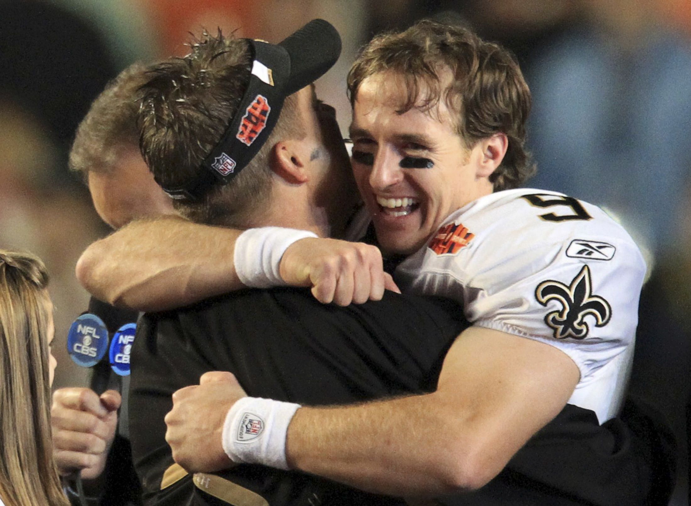 Quarterback Drew Brees abraça o técnico do New Orleans Saints Sean Payton, depois da conquista do Super Bowl XLIV, em Miami, Florida | Pierre Ducharme / Reuters