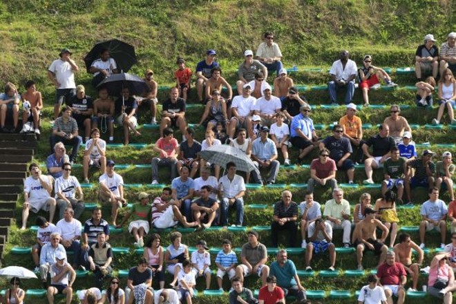 Insolação -Guarda-chuvas viraram a arma ideal contra o sol na rodada de meio de semana do Paranaense. Na quinta-feira, quem tinha um à mão na arquibancada do Ecoestádio abriu durante o jogo entre Corinthians x Paraná. Em campo, qualquer paralisação era motivo para os jogadores tomarem água. Em Rolândia, Nacional x Toledo parou duas vezes para reidratação | Antonio Costa/ Gazeta do Povo