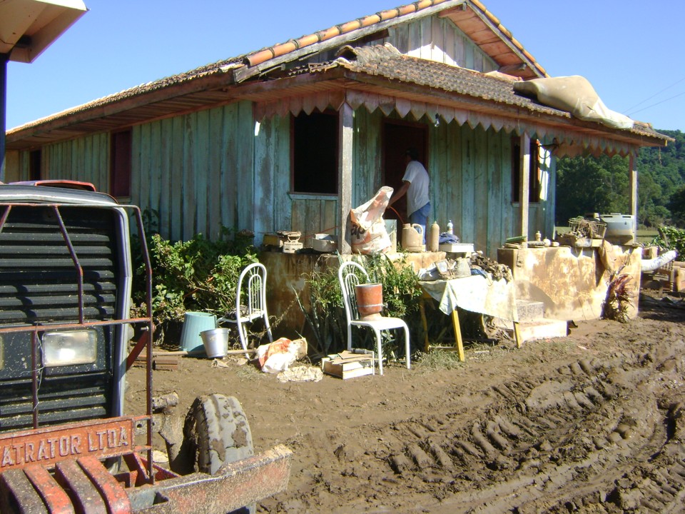 A lama da enchente tomou conta dos quintais de casas da região rural de Jaboti, Norte Pioneiro | Fernando Siqueira - Leitor