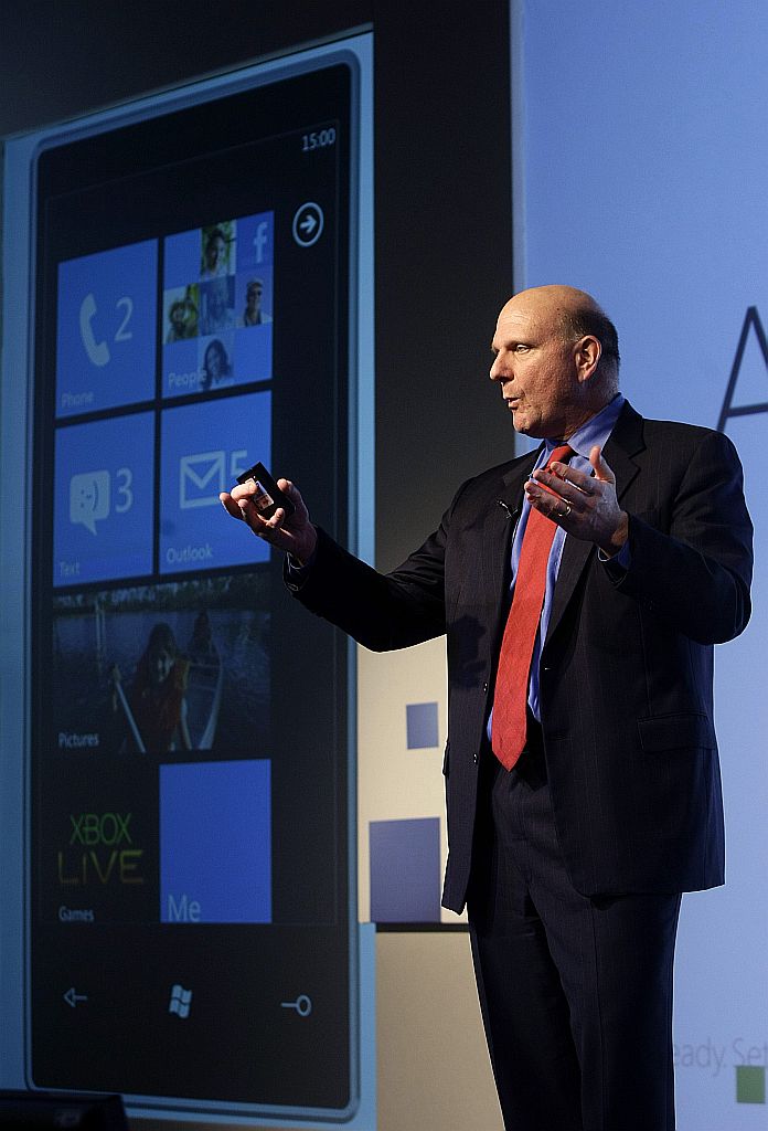 Ballmer apresenta o novo sistema operacional: esperança de crescer em um segmento em que Apple e Google fazem bonito | Albert Gea/Reuters