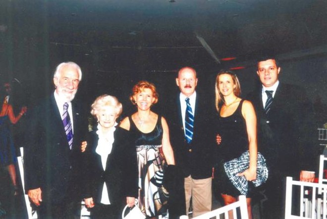 ENCONTRO NA FECOMÉRCIO - Darci Piana, presidente da Fecomércio, foi anfitrião, no final do ano, de agradável jantar de confraternização, que reuniu presidentes de entidades ligadas ao comércio e empresários. Na ocasião, Piana foi cumprimentado pela jornalista, pelo casal Niróa e Mário Glaser e casal Bianca (Glaser) e Luiz Gustavo Vidal Pinto |