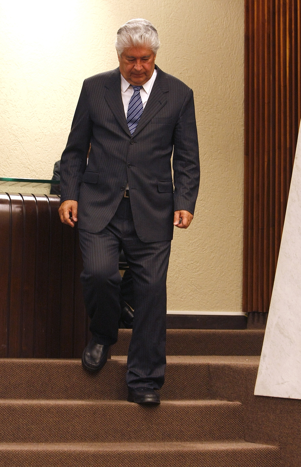 Governador Roberto Requião desce a escada do púlpito da Assembleia Legislativa: no discurso de despedida, críticas ao velho adversário Jaime Lerner | Rodolfo Bührer/Gazeta do Povo