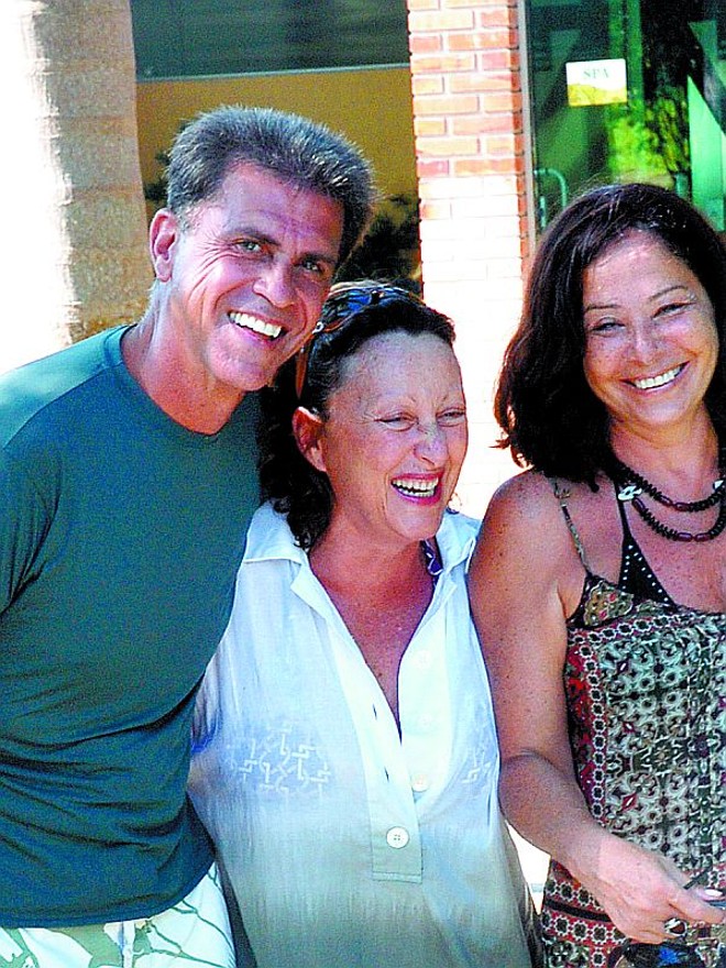 Só alegria: Luciana Petrelli (ao centro) recebe os amigos Luís Fernando Cornelsen Bogado, de Curitiba, e Rocil Gonçalves, de São Paulo, para curtir os recantos de Palmas, no litoral catarinense |