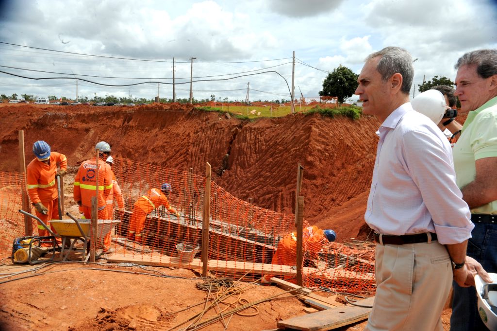 Paulo Octávio, governador em exercício, em obra de rodovia. Ele quer rever contratos com empresas | Renato Araujo/ABr