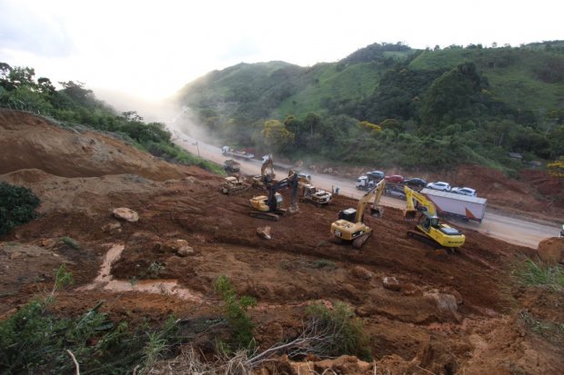 Equipes da concessionária trabalham para liberar pistas bloqueadas por queda de barreira na BR-116 | Giuliano Gomes / Agência de Notícias Gazeta do Povo